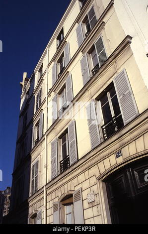 AJAXNETPHOTO. Parigi, Francia. - Artista STUDIOS - 54 rue Lepic - VINCENT E THEO VAN GOGH visse qui su 3RD piano tra il 1886 e il 1888. Foto:JONATHAN EASTLAND/AJAX REF:891282 Foto Stock