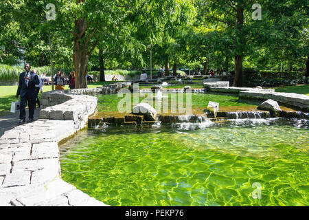 Fontane nel parco del Cinquantenario, Canary Wharf, London Borough of Tower Hamlets, London, Greater London, England, Regno Unito Foto Stock