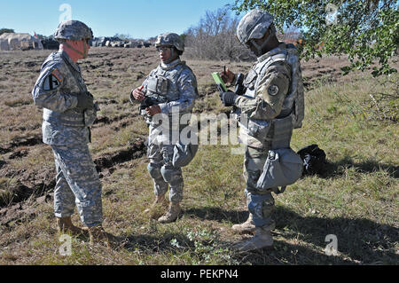 Lt. Col. Lynn Ray e il comando Sgt. Il Mag. Rodney Holloway, Pioneer Squadron command team, parla con il Mag. Gen. Michael bollette, 1a divisione di cavalleria comandante Dicembre 3, 2015, al di fuori del 3d Cav. Regt. Tactical Operations Center in Fort Hood area formazione. Foto Stock