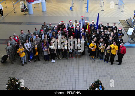 Nove famiglie da Pittsburgh arrivati in all'Aeroporto Internazionale di Pittsburgh il 12 dic. 2015, per iniziare il loro viaggio con la palla di neve Express. Le famiglie hanno posato con i membri del servizio da parte dell'esercito di riserva, il Pennsylvania la Guardia Nazionale e il Pennsylvania Patriot Guard Riders. La palla di neve esprimere il concetto è stato sviluppato dieci anni fa con l'obiettivo di riportare a nuovo di speranza e di memorie felici per le famiglie degli eroi militari che hanno perso la loro vita in quanto sett. 11 2001. (U.S. Esercito foto di Sgt. Christopher Bigelow / rilasciato) Foto Stock