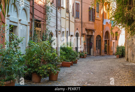 Il pittoresco rione Trastevere in una mattinata estiva a Roma, in Italia. Foto Stock