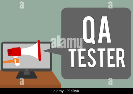 La scrittura della nota mostra Qa Tester. Business photo vetrina per la garanzia di qualità di un progetto in corso prima di attuazione man tenere megafono loudspeake Foto Stock