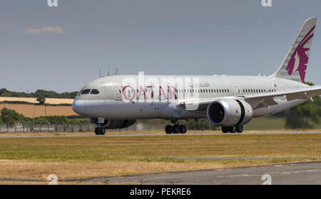 Qatar Airways Boeing 787 Dreamliner in atterraggio a Cardiff Galles Airport Foto Stock