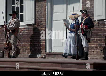 Soldati nell'esercito continentale durante la Rivoluzione americana. Rievocazione storica a Colonial Williamsburg, Virginia, USA. Foto Stock
