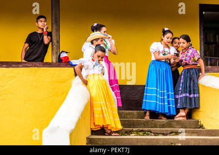 San Juan del Obispo, Guatemala - 3 Agosto 2018: danzatori provenienti da El Salvador e Guatemala attendere per eseguire in prossimità del patrimonio mondiale Unesco di Antigua. Foto Stock