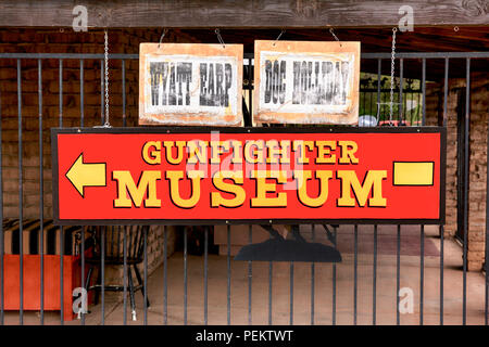 Gunfighter Hall of Fame museum sign on e Toughnut St in lapide storica, Arizona Foto Stock