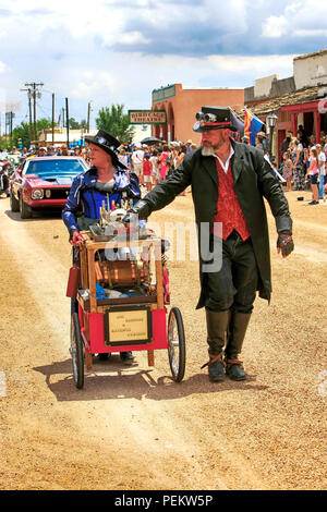 L uomo e la donna vestita come Flim-flam olio di serpente la gente di vendite all'annuale Doc Holiday parade di lapide, Arizona Foto Stock