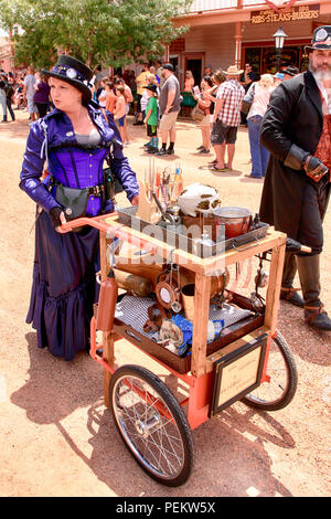 L uomo e la donna vestita come Flim-flam olio di serpente la gente di vendite all'annuale Doc Holiday parade di lapide, Arizona Foto Stock