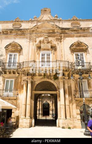 Italia Sicilia siracusa Siracusa Ortigia Piazza Duomo ornati in costruzione barocca Piazza Duomo Palazzo Beneventano del Bosco ricostruito 1788 residenza privata Foto Stock