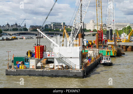 La Thames Tideway sotto regime di costruzione con macchinari pesanti su chiatte sul fiume, London, Regno Unito Foto Stock