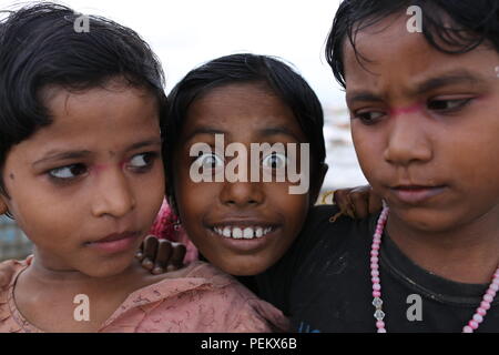 Cox's Bazar, Bangladesh. Rohingya ragazze rifugiate visto in un campo di rifugiati in Ukhia, Cox's Bazar, Bangladesh il 3 agosto 2018. Pioggia di monsone provoca inondazioni frane in tutto il mondo più grande campo di rifugiati in Bangladesh, dove più di un milione di Rohingya persone vivono in bambù e telone e rifugi in foglio. Più di mezzo milione di rifugiati Rohingyas dal Myanmar è stato di Rakhine, sono fuggiti in Bangladesh dal mese di agosto 25, 2017 secondo l ONU. Il militare di Myanmar la più recente campagna contro l'Rohingyas iniziato dopo l'attacco su più posti di polizia in stato di Rakhine. Foto Stock