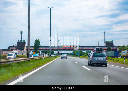 Autostrada A1 nei pressi di Zagabria, Croazia, 1 Luglio 2018: Autostrada A1 in Croazia da Zagabria a Spalato e il mare Adriatico è una delle strade più trafficate durante vacanze Foto Stock