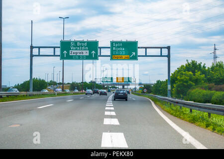 Autostrada A1 nei pressi di Zagabria, Croazia, 1 Luglio 2018: Autostrada A1 in Croazia da Zagabria a Spalato e il mare Adriatico è una delle strade più trafficate durante vacanze Foto Stock