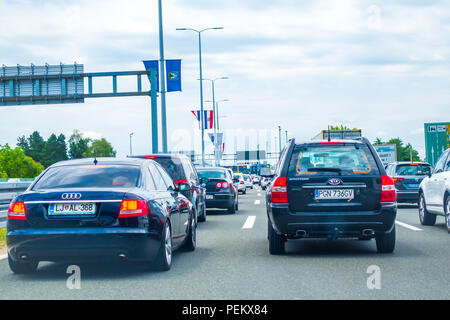 Autostrada A1 nei pressi di Zagabria, Croazia, 1 Luglio 2018: la stazione di riscossione del pedaggio autostradale Lucko a Zagabria in Croazia durante la stagione di festa è motivo per lunghi congestioni sulla ma Foto Stock