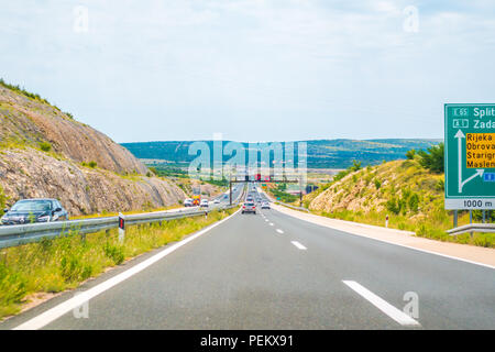 Autostrada A1 in prossimità di Zadar, Croazia, 1 Luglio 2018: Autostrada A1 in Croazia da Zagabria a Spalato e il mare Adriatico è una delle strade più trafficate durante Foto Stock