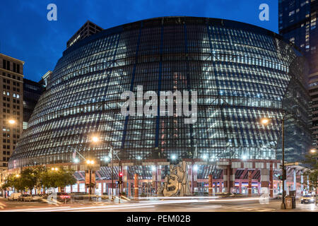 Crepuscolo esterno del James R. Thompson Center - Stato di Illinois edificio progettato da Helmut Jahn Foto Stock