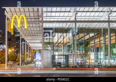 Crepuscolo esterno dell'Ammiraglia McDonalds nel fiume zona nord, progettato da Carol Ross Barney Foto Stock