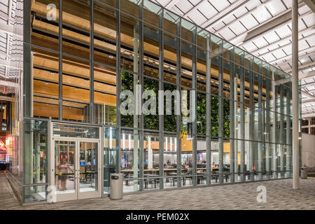 Crepuscolo esterno dell'Ammiraglia McDonalds nel fiume zona nord, progettato da Carol Ross Barney Foto Stock