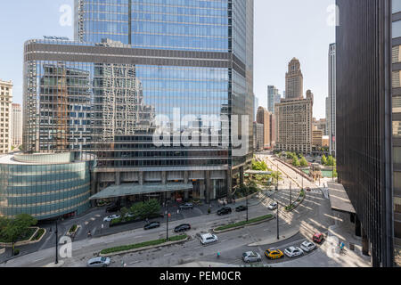 Wabash Avenue verso sud verso Jewlers edificio con Trump Tower in primo piano Foto Stock