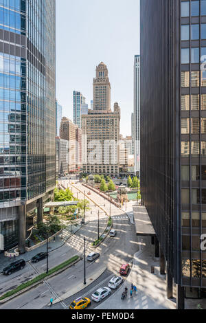 Wabash Avenue verso sud verso Jewlers edificio con Trump Tower in primo piano Foto Stock