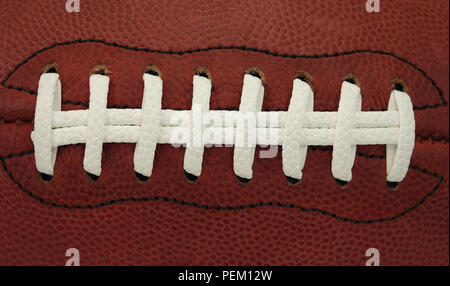 I lacci e la cucitura della pelle, il football americano gioco sfera sono mostrati in una vista ravvicinata. Foto Stock