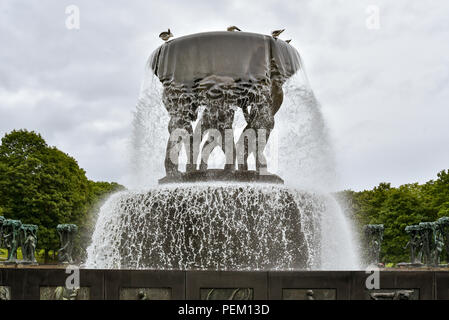 Oslo, Norvegia - Agosto 12, 2018: sculture di Gustav Vigeland (1869-1943), celebre scultore norvegese, Frogner Park, Oslo. Foto Stock