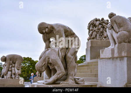 Oslo, Norvegia - Agosto 12, 2018: sculture di Gustav Vigeland (1869-1943), celebre scultore norvegese, Frogner Park, Oslo. Foto Stock