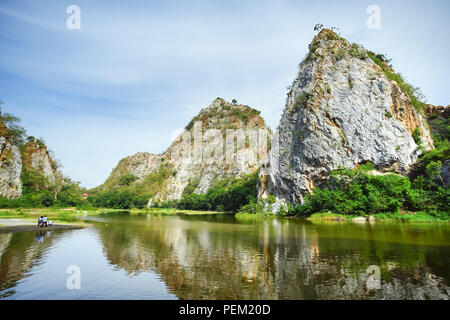 Bella pietra "Montagna Khao Ngu Stone Park" di Ratchaburi, Thailandia. Foto Stock