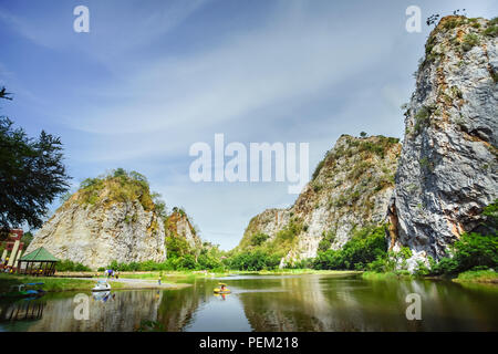 Bella pietra "Montagna Khao Ngu Stone Park" di Ratchaburi, Thailandia. Foto Stock