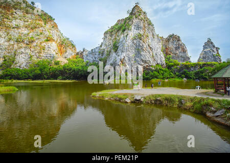 Bella pietra "Montagna Khao Ngu Stone Park" di Ratchaburi, Thailandia. Foto Stock