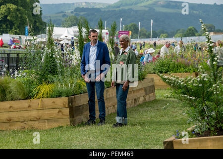 Adam Frost & Arit Anderson 2 presentatori di celebrità, BBC la registrazione di un programma tv, giardiniere del mondo - RHS Chatsworth Flower Show, Derbyshire, England, Regno Unito Foto Stock