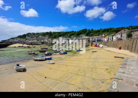 Barche a bassa marea in Mousehole,Cornwall,l'Inghilterra,UK Foto Stock