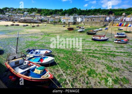 Barche a bassa marea in Mousehole,Cornwall,l'Inghilterra,UK Foto Stock