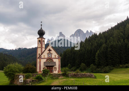 La piccola chiesa di San Giovanni in Ranui, Alto Adige. Foto Stock