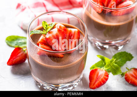 Dolce al cioccolato di panna montata e fragole in vetro. Foto Stock