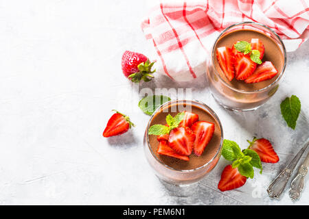 Dolce al cioccolato di panna montata e fragole in vetro. Foto Stock