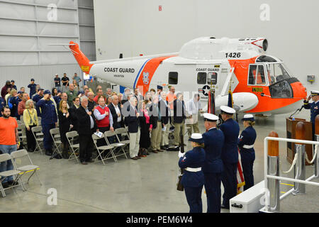 I colori sono presentati durante la fase di apertura di una cerimonia dove HH-52un elicottero Seaguard, numero di coda 1426 è svelato al Coast Guard Aviation Logistics Center nella città di Elizabeth, N.C., Venerdì, Dicembre 11, 2015. Pensionati Adm posteriore. Robert Johanson e altri hanno lavorato per un decennio per garantire l'elicottero andrà in esposizione permanente all'Udvar-Hazy Center di Chantilly, Virginia, il compagno di impianto per lo Smithsonian National Air & Space Museum di Washington. (U.S. Coast Guard foto di Sottufficiali di seconda classe Nate Littlejohn) Foto Stock