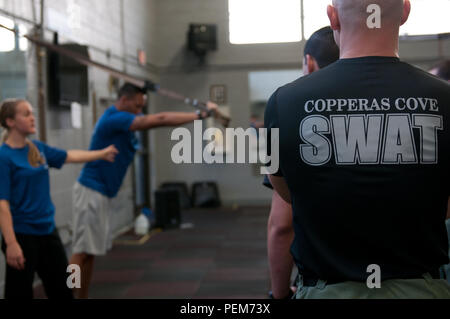 Membri della Copperas Cove armi speciali e operazioni tattiche di squadra apprendere la forma corretta per il TRX circuito allenamento 16 Dic, all'applicata funzionale Centro Fitness. Il circuito è stato parte di una elasticità mentale classe di formazione progettate per aumentare la messa a fuoco e l'efficienza nonostante il lavoro stressante ambiente. (U.S. Esercito foto di Sgt. Juana M. Nesbitt, 7 Mobile degli affari pubblici distacco) Foto Stock