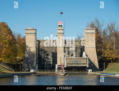 Il Peterborough Bloccaggio sollevatore idraulico sollevatore sul Trento - Severn per via navigabile situato in Peterborough Ontario Canada. Foto Stock