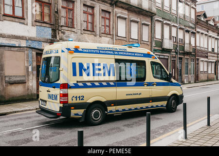 Il Portogallo, Porto, 05 Maggio 2018: un'ambulanza sulla strada della citta'. Aiuto d'emergenza servizio ambulanza 112 Foto Stock