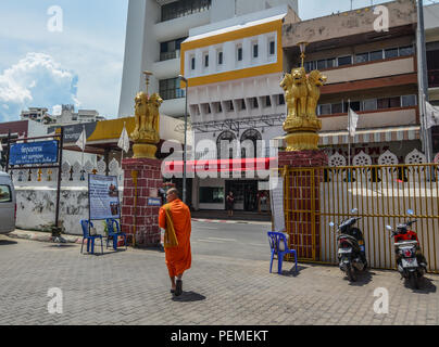 Chiang Mai, Thailandia - Giu 22, 2016. Un monaco buddista a piedi per un antico tempio buddista in Chiang Mai, Thailandia. Foto Stock