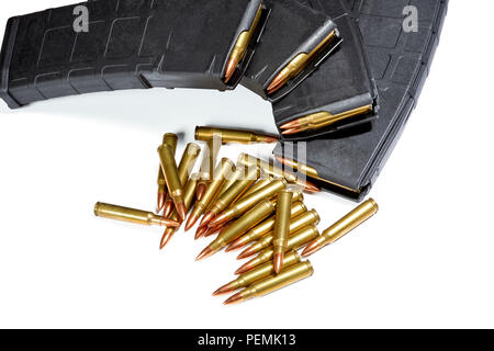 AR 15 Full Metal Jacket di munizioni con riviste caricato isolato su bianco Foto Stock