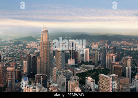 Kuala Lumpur skyline prima del tramonto, Malesia Kuala Lumpur è la città capitale della Malesia. Foto Stock
