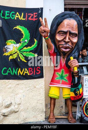 Cuenca, Ecuador / Dec 31, 2012: cartapesta statua di Bob Marley promuovendo la cannabis legale / marijuana Foto Stock