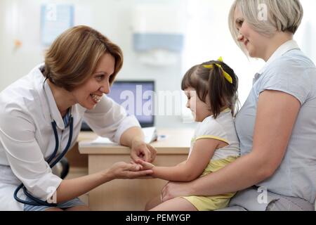 Madre e figlia piccola visitando il pediatra. Consulenza medico Donna con bambino. Foto Stock