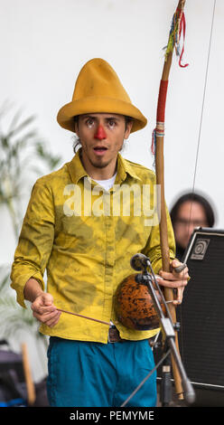 Cuenca, Ecuador / Giugno 21, 2014: Clown in costume giallo intrattiene i bambini Foto Stock