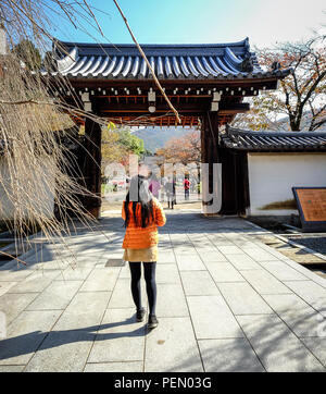 Kyoto, Giappone - 18 Novembre, 2016. Persone che arrivano al sacrario scintoista di Kyoto, Giappone. Kyoto è servita come capitale del Giappone e l'imperatore residence da 794 fino a 18 Foto Stock