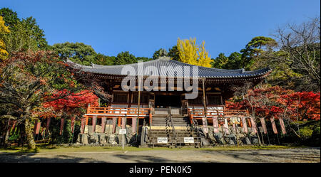 Kyoto, Giappone - 18 Novembre, 2016. Antico Santuario scintoista in autunno a Kyoto, in Giappone. Kyoto è servita come capitale del Giappone e l'imperatore residence da 794 fino a 1 Foto Stock