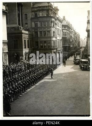 Lord Kitchener, in primo motore auto, arrivando alla Guildhall Cortile [Londra], in occasione del suo storico discorso. Hon Compagnia di Artiglieria redatto come Guardia d'onore. Fotografo H. D. Girdwood. Foto Stock