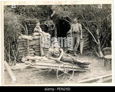 Scena in una batteria nella parte anteriore [Laventie, Francia]. Fotografo H. D. Girdwood. Foto Stock